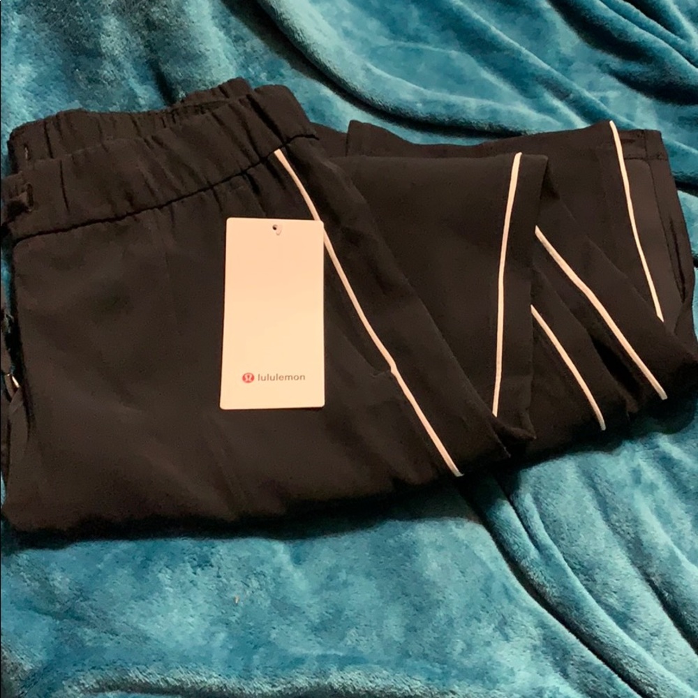 Lululemon on the right track pant size 8 NWT